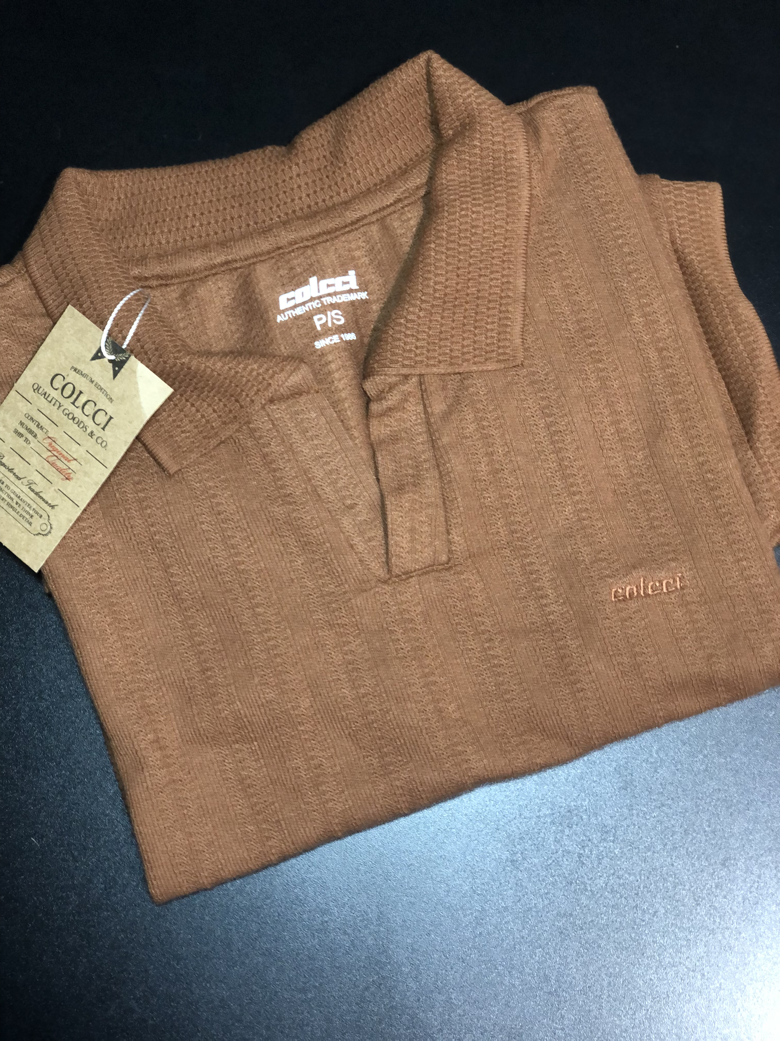 CAMISA POLO GOLA V TEXTURIZADA COLCCI